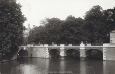 2271 Gezicht op de Tolsteegbrug over de Stadsbuitengracht te Utrecht; links de Bijlhouwerbrug.